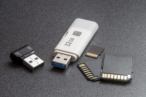Pour quel public les mémoires USB personnalisées portent-elles un nom ?