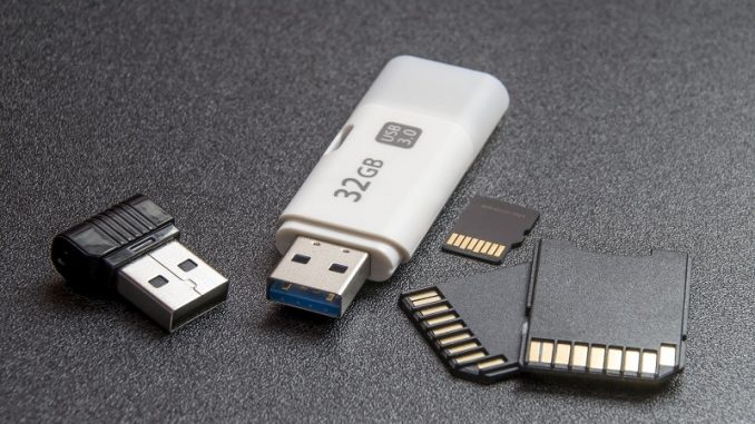 Pour quel public les mémoires USB personnalisées portent-elles un nom ?