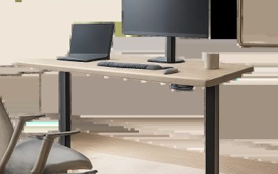 Un espace de travail moderne met en scène un bureau assis debout réglable, pensé pour alterner facilement entre position assise et debout. L’ambiance doit évoquer le confort, la stabilité et un usage professionnel haut de gamme.
