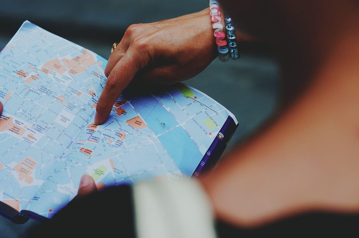 Une personne consulte une carte Une personne consulte une carte